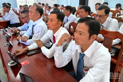 Các đại biểu tham dự Đại hội đại biểu lần thứ nhất Đảng bộ Phường Hòa Thành sử dụng máy tính bảng thay cho tài liệu giấy truyền thống.