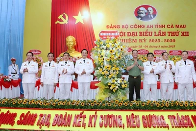 Thứ trưởng Phạm Thế Tùng (áo ngành) tặng hoa của Đảng ủy Công an Trung ương và Bộ Công an chúc mừng Đại hội.