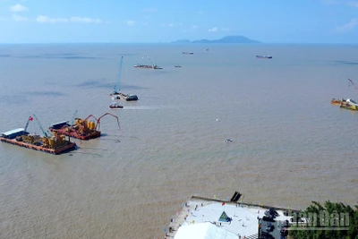 Thiết bị chuyên dụng phục vụ thi công tuyến giao thông kết nối từ Mũi Cà Mau ra đảo Hòn Khoai, Cảng Tổng hợp Lưỡng dụng Hòn Khoai.