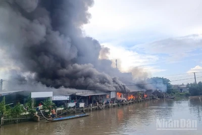 Hiện trường vụ cháy chợ Thanh Tùng vào thời điểm lửa mới bắt đầu khởi phát vào cuối giờ sáng 22/8.