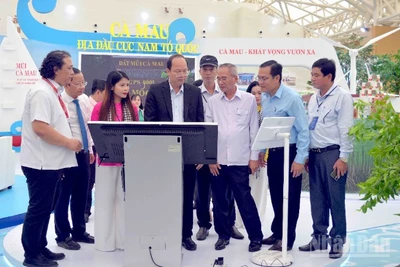 Bí thư Tỉnh ủy Cà Mau Nguyễn Hồ Hải (mặc comle) tham gian khu vực hình ảnh số tại gian trưng bày tỉnh Cà Mau. 