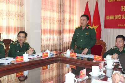 Đại tá Đinh Văn Hưng, Tỉnh ủy viên, Phó Bí thư Thường trực Đảng ủy, Chính ủy Bộ Chỉ huy Quân sự tỉnh Đắk Lắk phát biểu chỉ đạo hội nghị.