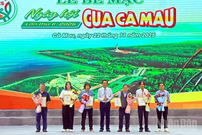 Đồng chí Hồ Việt Triều, Giám đốc Công an tỉnh Cà Mau trao thưởng cho các tác giả sáng tác Logo, Biểu tượng vui về con Cua và Slogan về chủ đề “Cua Cà Mau: Hương rừng-Vị biển”.