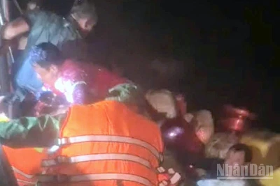 Các thuyền viên gặp nạn được tổ công tác của Đồn Biên phòng Rạch Gốc đưa lên tàu an toàn vào tối 21/11.