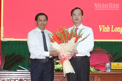 Bí thư Tỉnh ủy Vĩnh Long Trần Văn Lâu tặng hoa chúc mừng tân Chủ tịch Ủy ban nhân dân tỉnh Vĩnh Long Trần Trí Quang. 