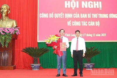 Phó trưởng Ban Tổ chức Trung ương trao Quyết định cho đồng chí Trần Trí Quang. 