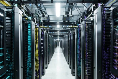 Trong kỷ nguyên AI, nhu cầu lưu trữ, xử lý dữ liệu tăng vọt, kéo theo làn sóng đầu tư vào trung tâm dữ liệu ở nhiều quốc gia. (Ảnh minh họa)