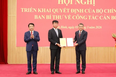 Đồng chí Trưởng Ban Tổ chức Trung ương trao Quyết định phê chuẩn Bí thư Tỉnh ủy cho đồng chí Trần Huy Tuấn.