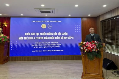 Phó Chủ tịch Liên đoàn Cử tạ-Thể hình Việt Nam Huỳnh Ngọc Minh phổ biến quy định, nội quy của khóa học tới các học viên tại buổi lễ khai giảng.