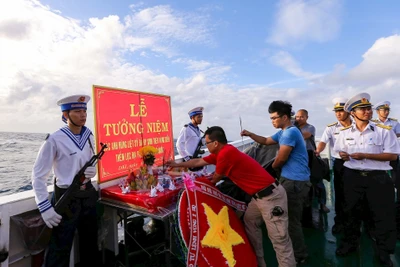 Nước mắt kẻ dạn dày sương gió, hay của người chưa kịp rám nắng Biển Đông, đều cùng lặng lẽ rơi.
