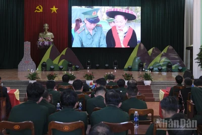 Đại biểu tham dự hội nghị theo dõi phóng sự tổng kết, tôn vinh, khen thưởng các mô hình, chương trình,... giai đoạn 2015-2025. 