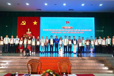 Các trí thức trẻ có nhiều đóng góp được tỉnh Đồng Tháp tuyên dương tại Tọa đàm.