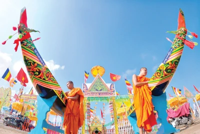 Ghe ngo - biểu tượng đoàn kết của cộng đồng Khmer Nam Bộ, thể hiện tinh thần gắn kết và niềm tự hào văn hóa.