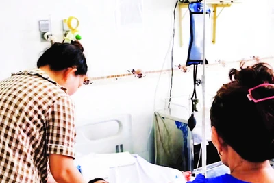 Bệnh nhi điều trị sốt xuất huyết tại Bệnh viện Nhi đồng thành phố Cần Thơ.