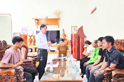 Phó Trưởng ban Xây dựng Đảng xã Đăk Rơ Wa Trần Đình Nghệ phát biểu tại buổi họp chi bộ mở rộng của Chi bộ thôn Kon Rẻ Plơng.