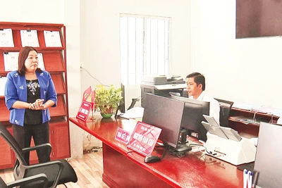 Bà Mã Thị Tươi, Phó Chủ tịch Thường trực Hội đồng nhân dân thành phố Cần Thơ kiểm tra hoạt động tại Trung tâm Phục vụ hành chính công xã Vị Thanh 1.