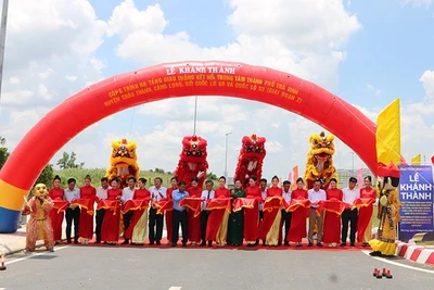 Nghi thức khánh thành công trình giao thông kết nối vùng tại tỉnh Vĩnh Long.