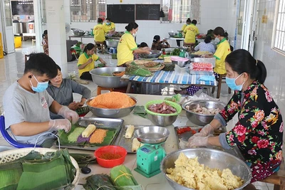 Gói bánh tét 3 màu tại làng nghề bánh tét Trà Cuôn, xã Vinh Kim, tỉnh Vĩnh Long.