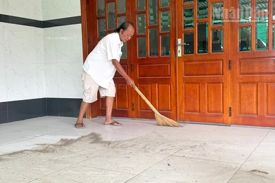 Ông Ngô Văn Trong với cảnh bụi bám đầy sàn nhà. 