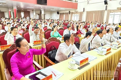 Đại biểu biểu quyết thông qua các tờ trình, nghị quyết. 