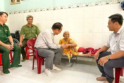 Đồng chí Lữ Quang Ngời cùng đoàn công tác đến thăm và tặng quà gia đình Mẹ Việt Nam Anh hùng Mai Thị Đém, ngụ phường Phước Hậu, tỉnh Vĩnh Long. 
