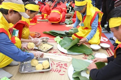 Các nghệ nhân thi phần gói bánh chưng.