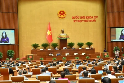 Bộ trưởng Y tế Đào Hồng Lan trình bày Tờ trình Dự thảo Nghị quyết của Quốc hội. (Nguồn QUOCHOI.VN)