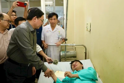 Phó Thủ tướng Hồ Quốc Dũng đến Bệnh viện Đa khoa Khánh Hòa thăm hỏi, tặng quà nạn nhân bị thương nặng trong vụ sạt lở trên đèo Khánh Lê.