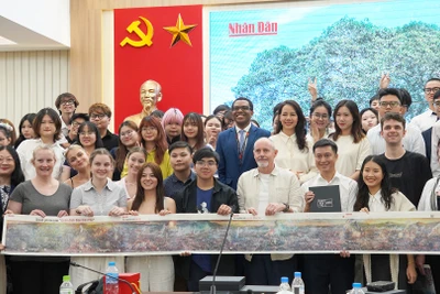 Đoàn sinh viên chụp ảnh lưu niệm với phụ san Chiến dịch Điện Biên Phủ. (Ảnh: Swinburne Vietnam)