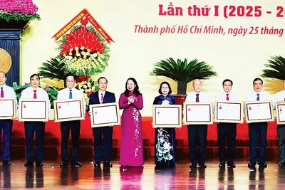 Phó Chủ tịch nước Võ Thị Ánh Xuân trao Huân chương Lao động hạng nhất và hạng nhì tặng các cá nhân tại Đại hội thi đua yêu nước Thành phố Hồ Chí Minh lần thứ nhất (2025-2030).