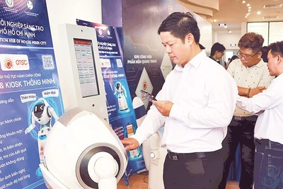 Các đại biểu tham quan các sản phẩm khoa học, công nghệ triển lãm tại Trung tâm Khởi nghiệp sáng tạo Thành phố Hồ Chí Minh. (Ảnh CTV)