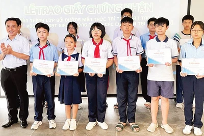 Trao giấy chứng nhận cho các học sinh tham gia lớp bồi dưỡng AI. 