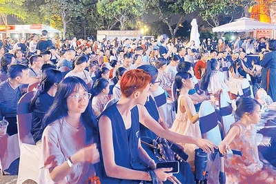 Không khí một buổi giao lưu về sách tại Hội sách Hà Nội 2025. 