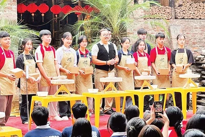 Khách du lịch trải nghiệm tại lò gốm cổ tại làng gốm Bát Tràng. 