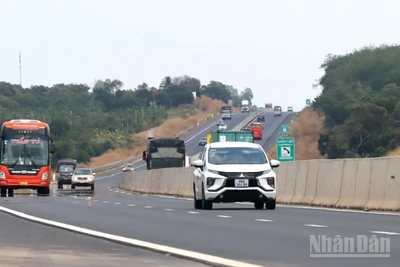 Phương tiện lưu thông trên cao tốc Phan Thiết-Dầu Giây, đoạn qua địa bàn tỉnh Đồng Nai.
