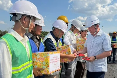 Phó Bí thư Tỉnh ủy, Chủ tịch Ủy ban nhân dân tỉnh Đồng Nai Nguyễn Văn Út tặng quà động viên người lao động làm việc dự án thành phần 1 dự án đường cao tốc Biên Hòa-Vũng Tàu.