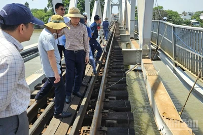 Ông Nguyễn Quốc Vượng, Phó Tổng Giám đốc Tổng Công ty đường sắt Việt Nam (thứ ba từ trái qua) chỉ đạo công tác khắc phục sự cố tại hiện trường 8/3.