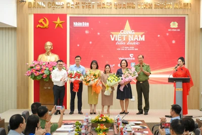 Đại diện Ban tổ chức tặng hoa cảm ơn các đơn vị, cơ quan đồng hành tài trợ tại Lễ công bố Chương trình. (Ảnh Thế Đại)