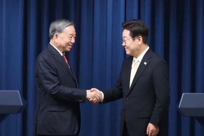 Tổng Bí thư Tô Lâm và Tổng thống Hàn Quốc Lee Jae Myung tại buổi gặp gỡ báo chí. (Ảnh TTXVN)