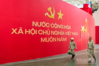 Triển lãm gây ấn tượng mạnh bằng các biểu trưng, biểu tượng, biểu ngữ quy mô lớn, hứa hẹn thu hút đông đảo khách tham quan.