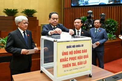 Đại biểu Quốc hội quyên góp ủng hộ đồng bào vùng thiên tai, bão lũ