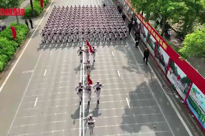 [Video] Người dân Thủ đô chào đón các khối tổng hợp luyện diễu binh, diễu hành lần thứ nhất của sự kiện A80