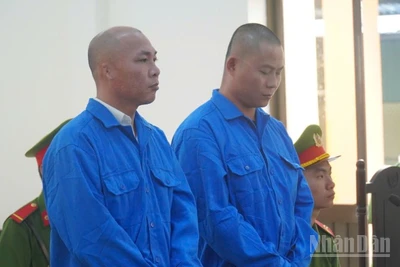 Hai bị cáo tại phiên tòa.