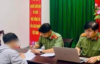 Lực lượng Phòng An ninh Chính trị nội bộ Công an tỉnh Đồng Nai làm việc với ông L.V.T.