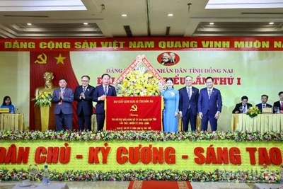 Phó Bí thư Thường trực Tỉnh ủy Đồng Nai Tôn Ngọc Hạnh tặng bức trướng của Ban Chấp hành Đảng bộ tỉnh tặng đại hội.