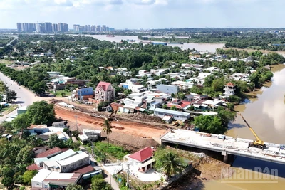 Hương lộ 2 kết nối Đồng Nai với Thành phố Hồ Chí Minh.