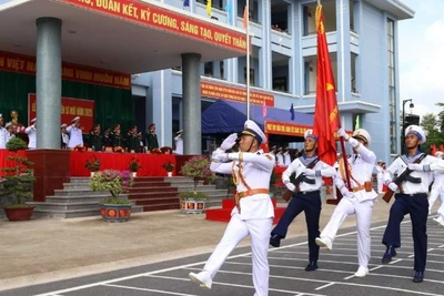 Duyệt đội ngũ trong lễ tuyên thệ. 