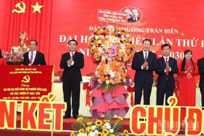 Bí thư Tỉnh ủy Đồng Nai Vũ Hồng Văn trao bức trướng của Ban Chấp hành Đảng bộ tỉnh tặng đại hội.