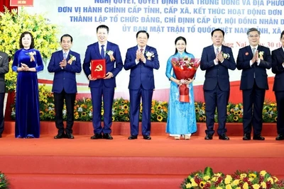 Đồng chí Phan Đình Trạc trao quyết định thành lập Đảng bộ tỉnh Đồng Nai.