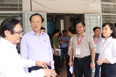 Đoàn kiểm tra tại điểm in sao đề thi Trường trung học phổ thông chuyên Lương Thế Vinh, thành phố Biên Hòa.